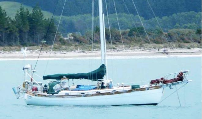 Solara, canoe stern Hans Christian 43, at anchor ©  SW